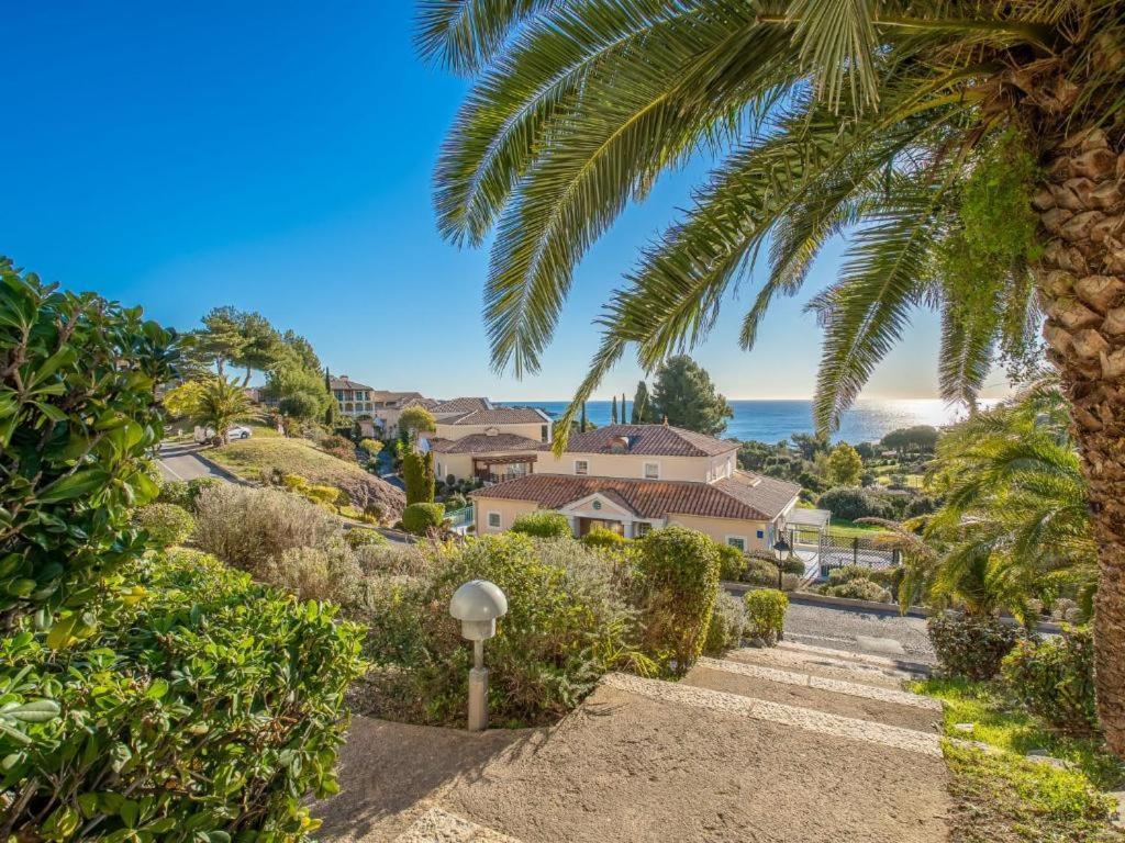 Cadre D'exception: Panoramic Sea View In Saint-raphael *